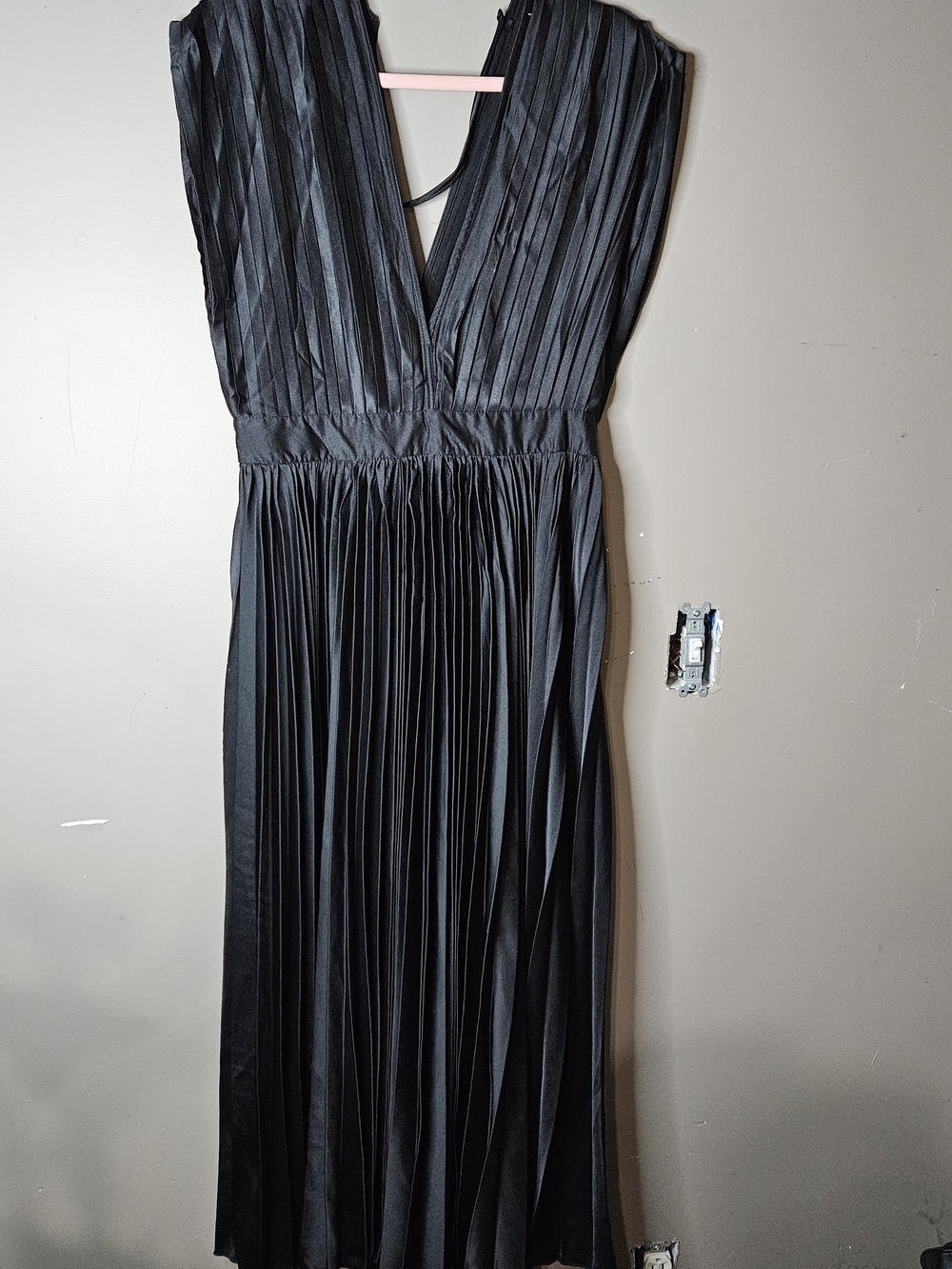 Women's Black Pleated V-Neck Maxi Dress Ptp 20" Length 55" 100% Poly
